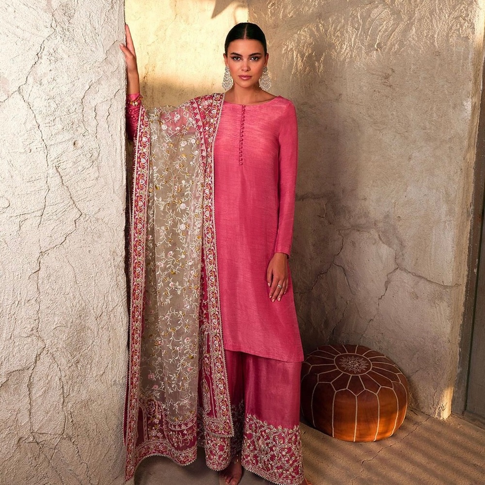 Faiza saqlain medium